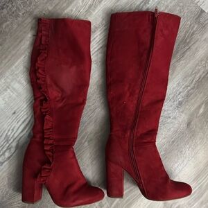 Beautiful red boots
Suede like material